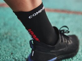 COMPRESSPORT Klassische Fahrradsocken - PRO RACING  V4.0 RUN HIGH - Schwarz/Rot