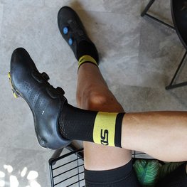 SIX2 Klassische Fahrradsocken - SHORT LOGO - Schwarz/Gelb