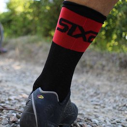 SIX2 Klassische Fahrradsocken - SHORT LOGO - Rot/Schwarz